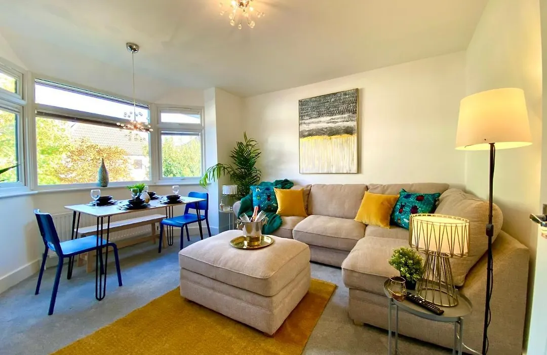 Seaside Serenity: Stylish 2-Bedroom Near Bournemouth's Best Beach-1