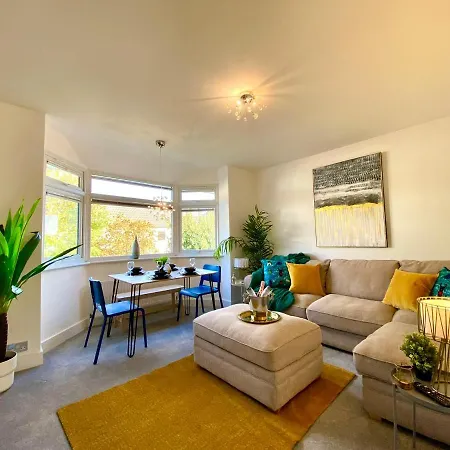 Seaside Serenity: Stylish 2-Bedroom Near Bournemouth's Best Beach-3