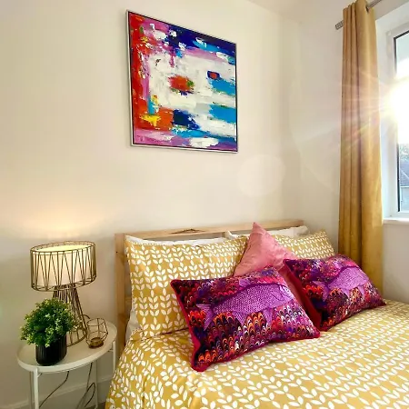 Seaside Serenity: Stylish 2-Bedroom Near Bournemouth's Best Beach-2
